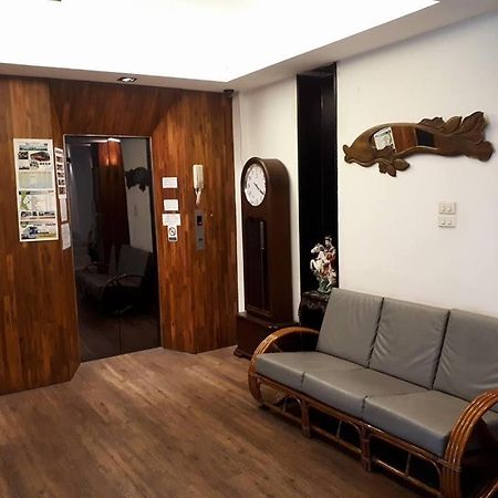 At One Inn Hualampong Бангкок Экстерьер фото