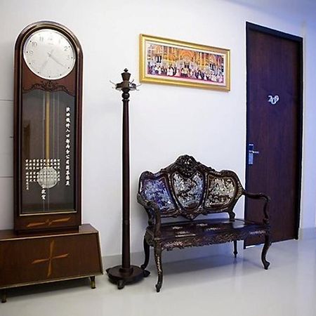 At One Inn Hualampong Бангкок Экстерьер фото