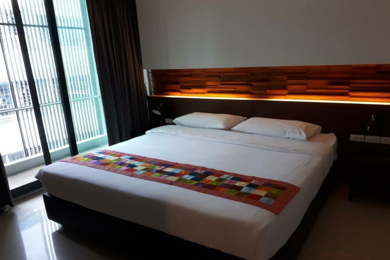 At One Inn Hualampong Бангкок Экстерьер фото