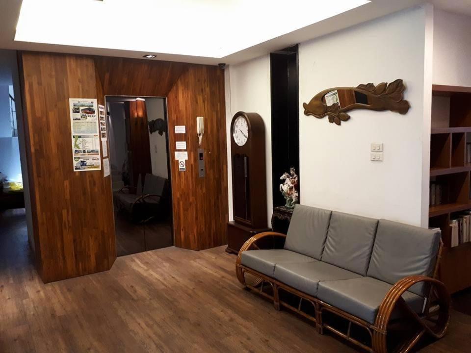 At One Inn Hualampong Бангкок Экстерьер фото