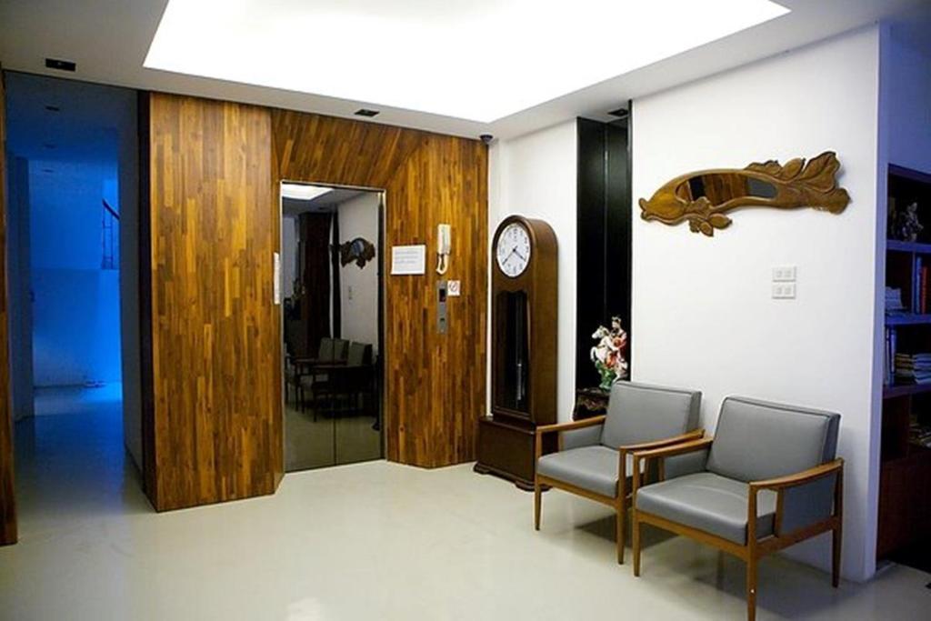 At One Inn Hualampong Бангкок Экстерьер фото