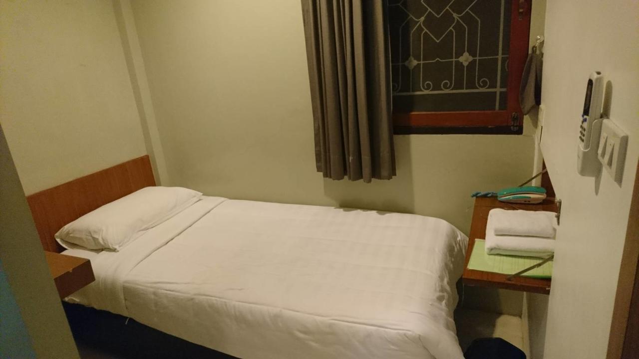 At One Inn Hualampong Бангкок Экстерьер фото