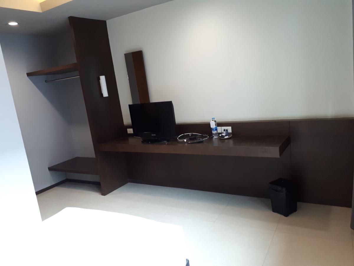 At One Inn Hualampong Бангкок Экстерьер фото