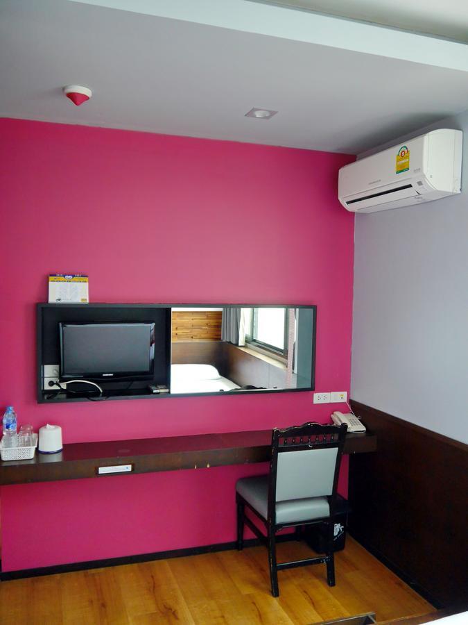 At One Inn Hualampong Бангкок Экстерьер фото