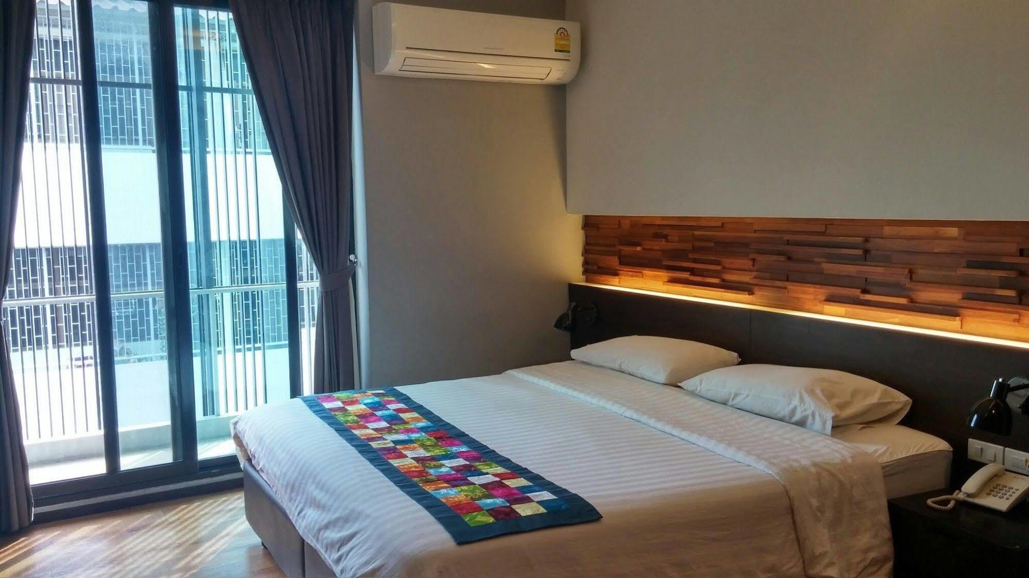 At One Inn Hualampong Бангкок Экстерьер фото