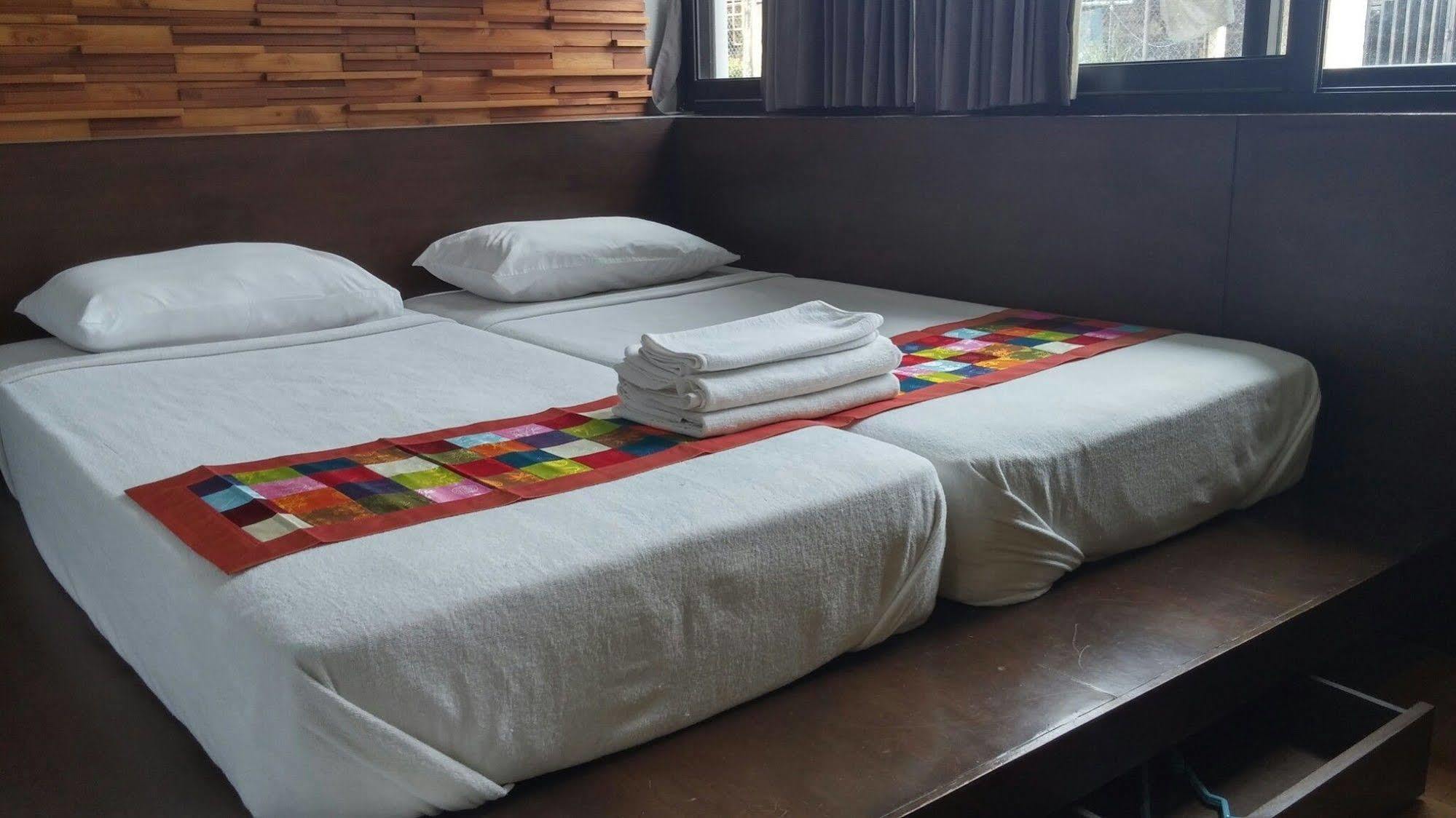 At One Inn Hualampong Бангкок Экстерьер фото