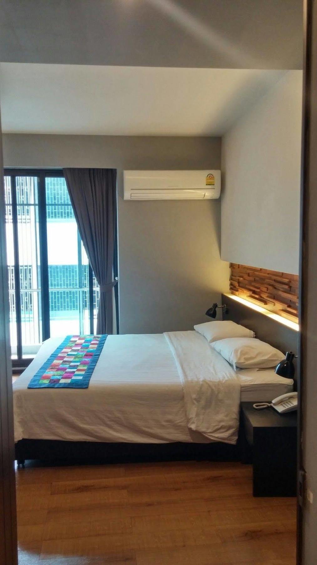 At One Inn Hualampong Бангкок Экстерьер фото