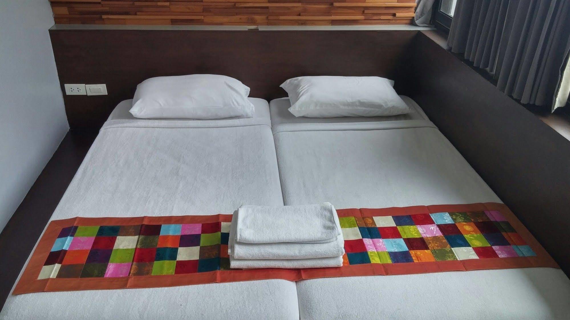 At One Inn Hualampong Бангкок Экстерьер фото