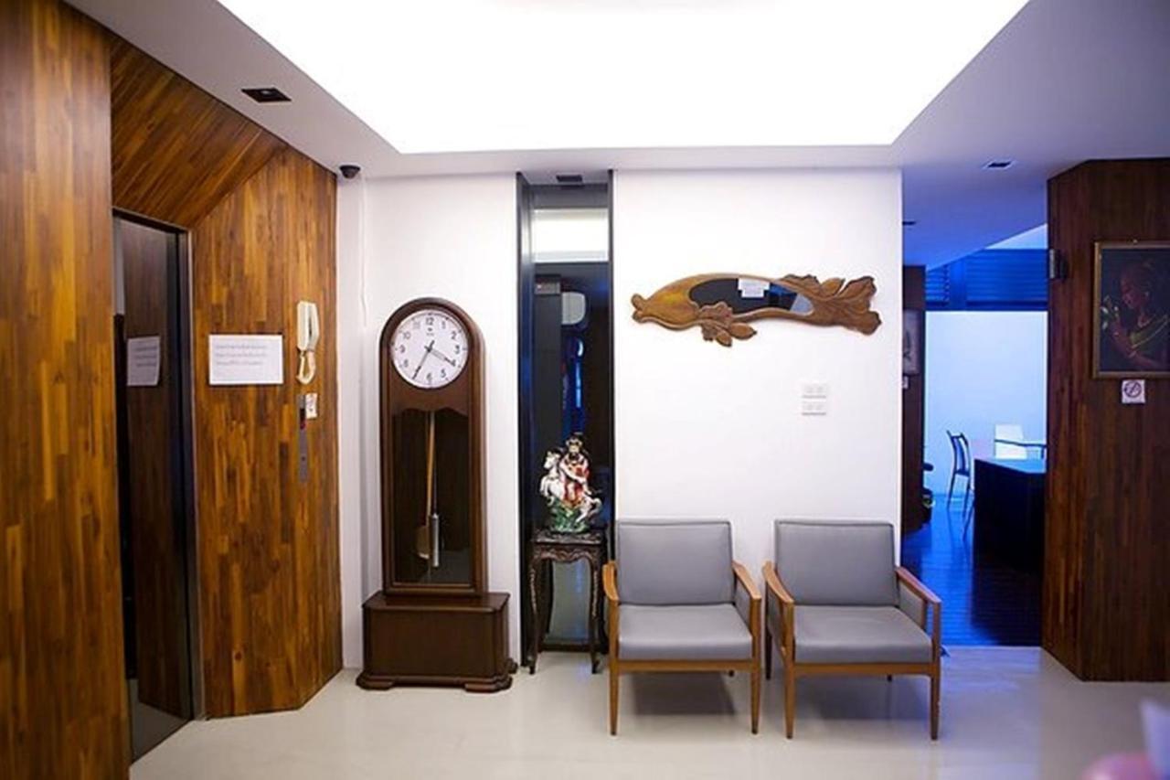 At One Inn Hualampong Бангкок Экстерьер фото